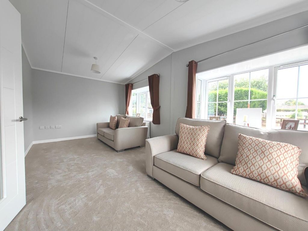 Property photo 3 of 8 1000002642.Jpg