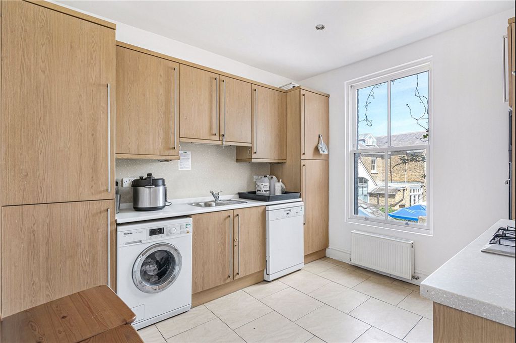 Property photo 3 of 18 Kitchen