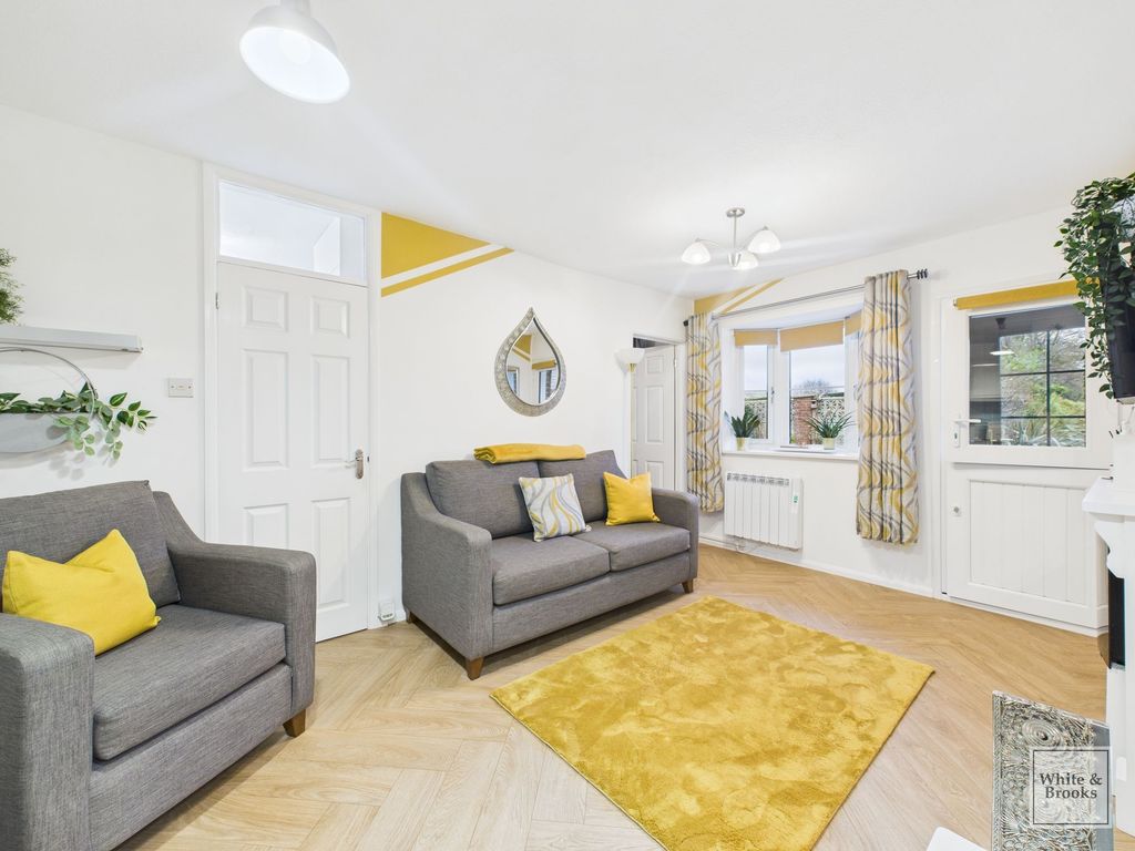 Property photo 3 of 17 Living Room