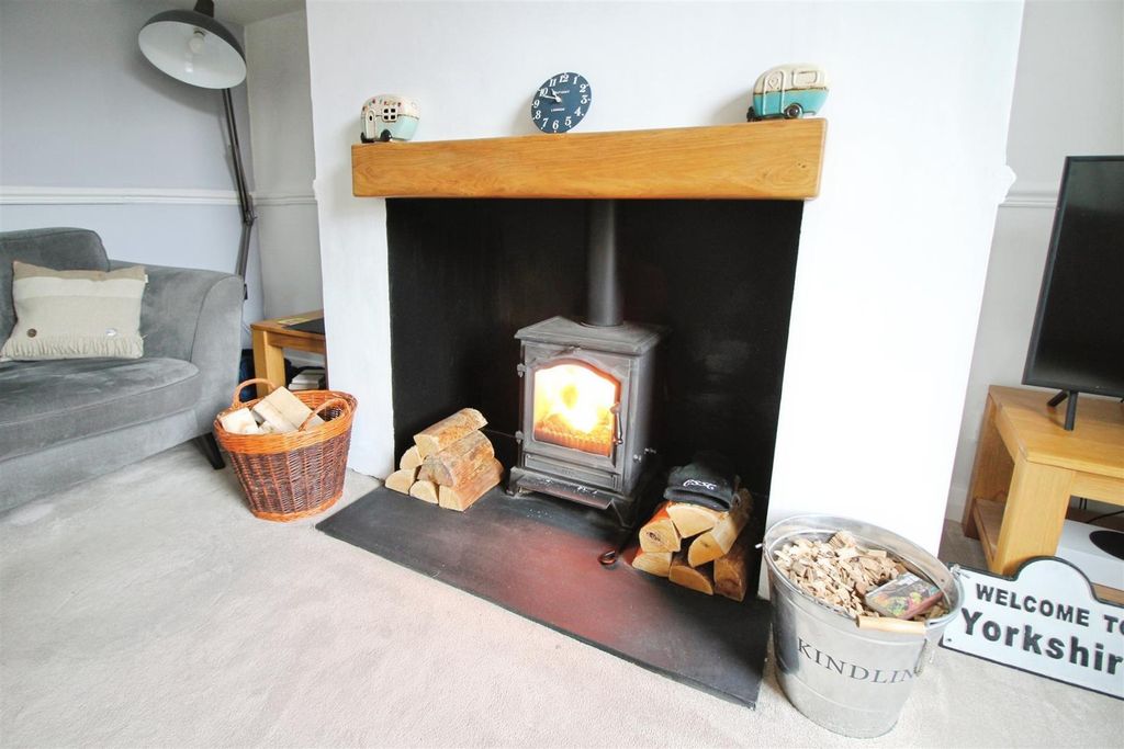 Property photo 3 of 21 Lounge