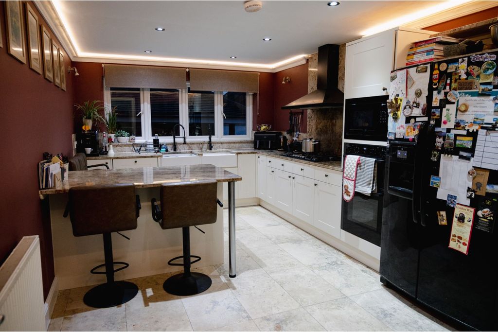 Property photo 2 of 21