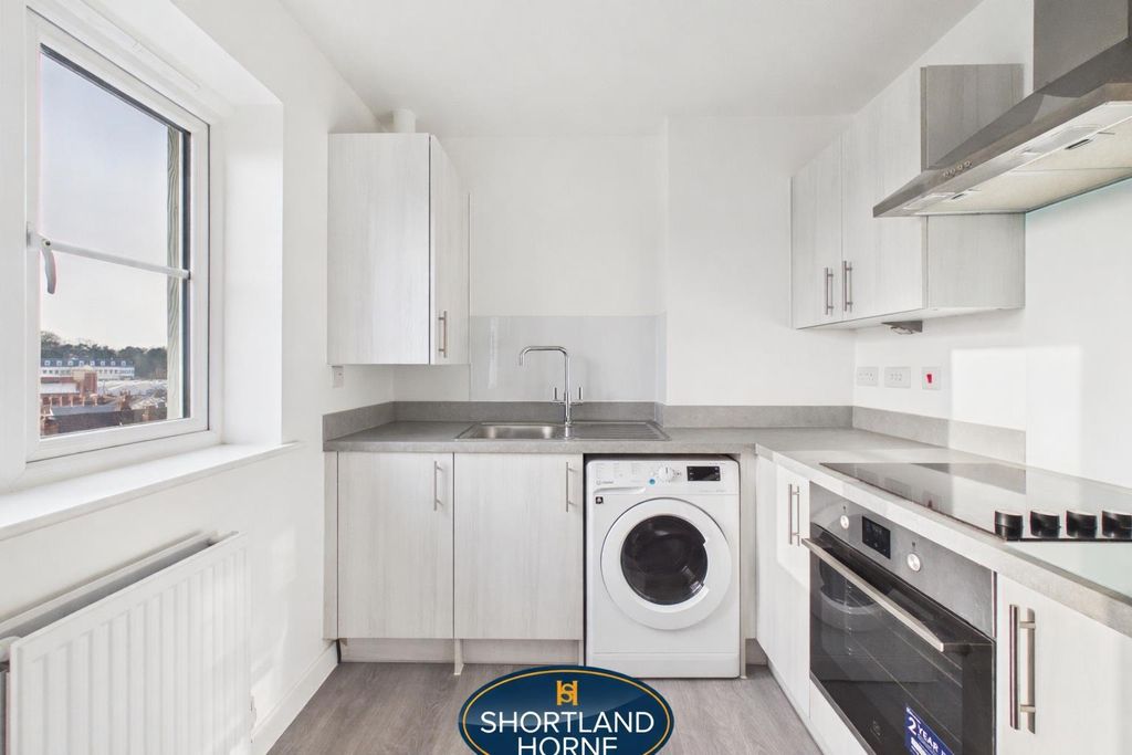 Property photo 3 of 14 Living Room/Kitchen