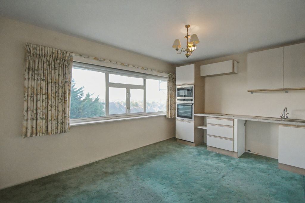 Property photo 3 of 13 33 Hillside Avenue, Wembley, Ha9 8Dy