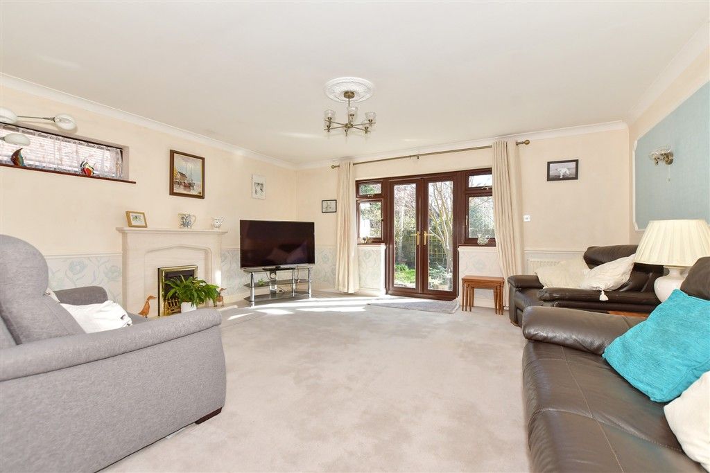 Property photo 3 of 12 Lounge