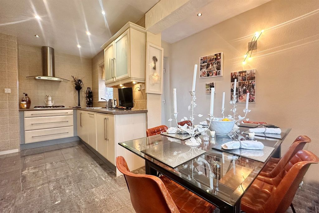 Property photo 2 of 19 Kitchen