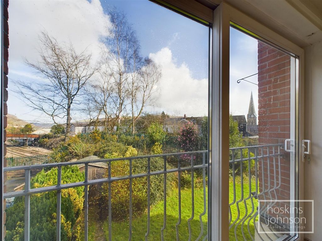 Property photo 2 of 13 Communal Gardens