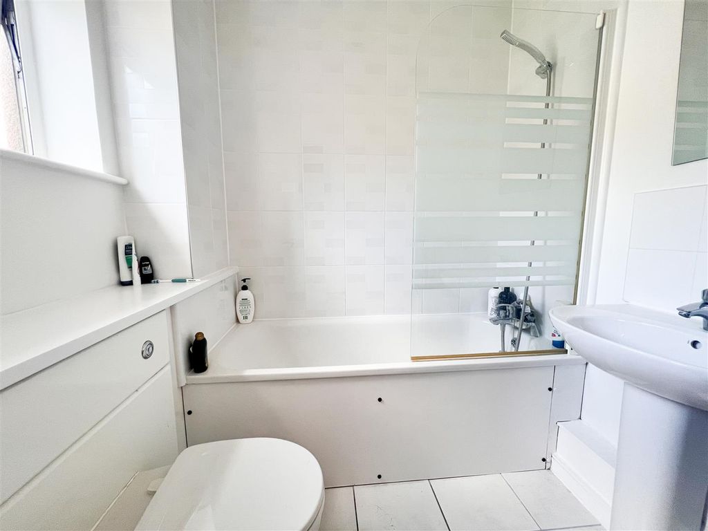 Property photo 3 of 11 Bathroom
