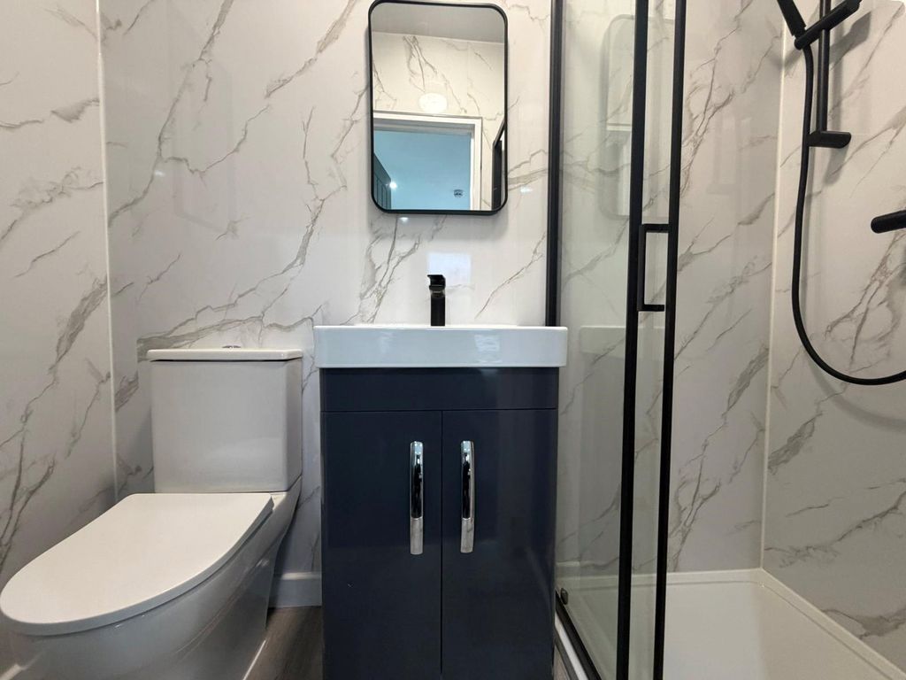 Property photo 2 of 8 Ensuite
