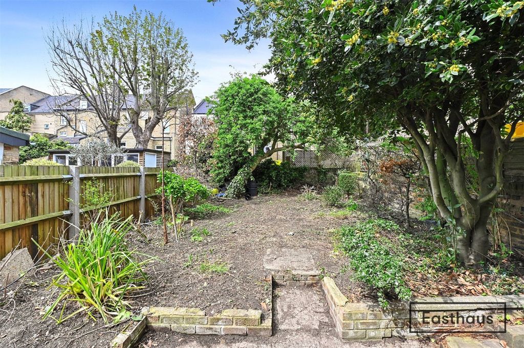 Property photo 3 of 13 Lorne Road, N4