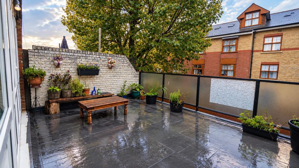 Property photo 2 of 9 Terrace