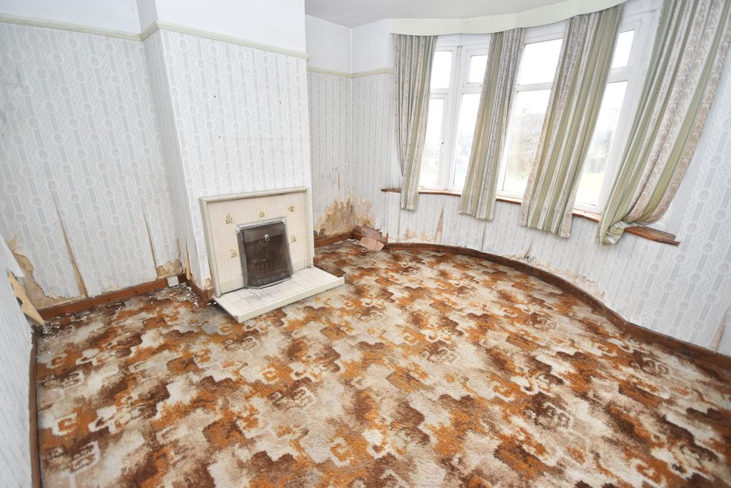 Property photo 3 of 18 Sitting Room