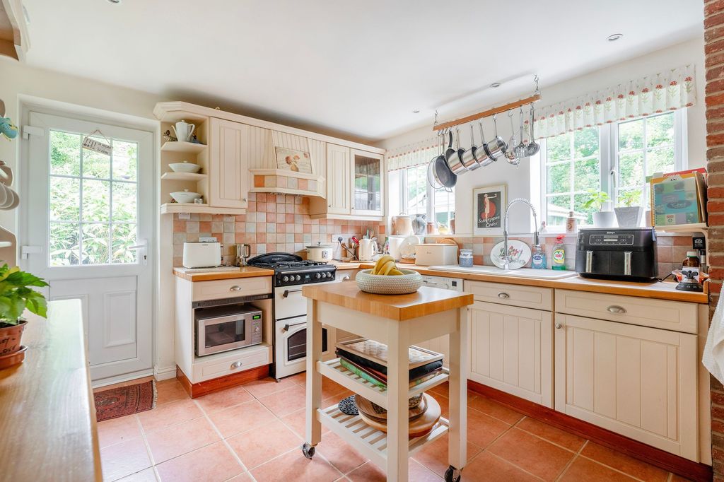 Property photo 2 of 28