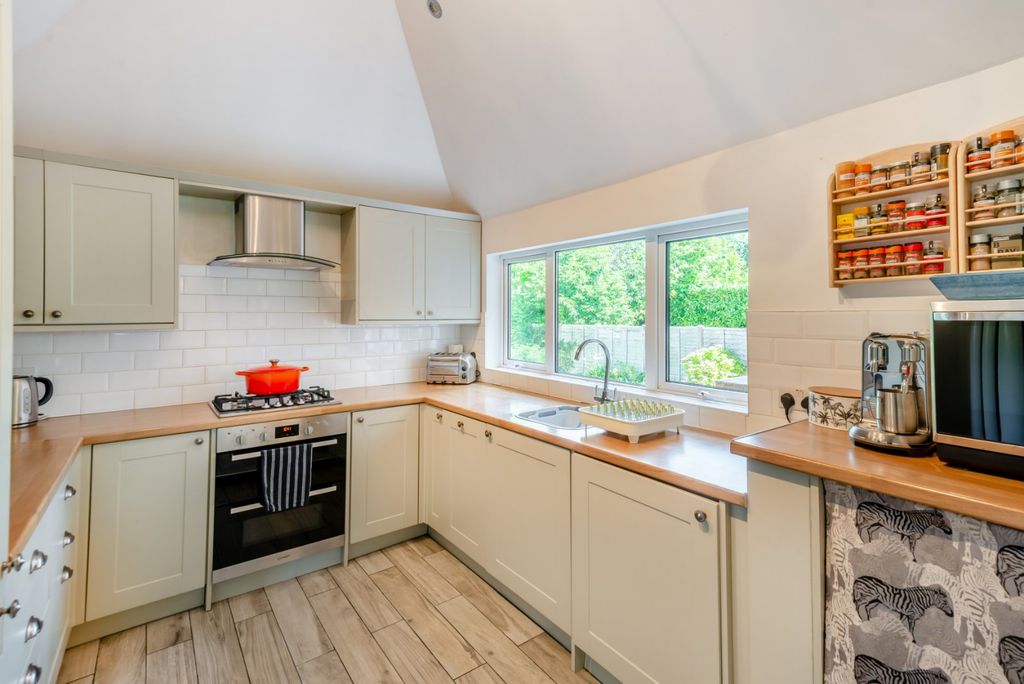 Additional image 7 of 2 bed flat for saleDouglas Road, Harpenden, Hertfordshire AL5