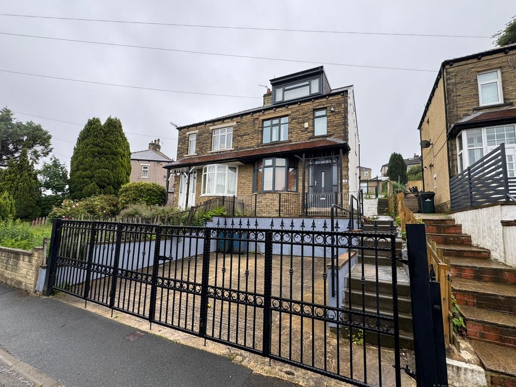 Property photo 1 of 19 Superb Four‑Bedroom Semi‑Detached Property In A Prime Location (Clayton)
