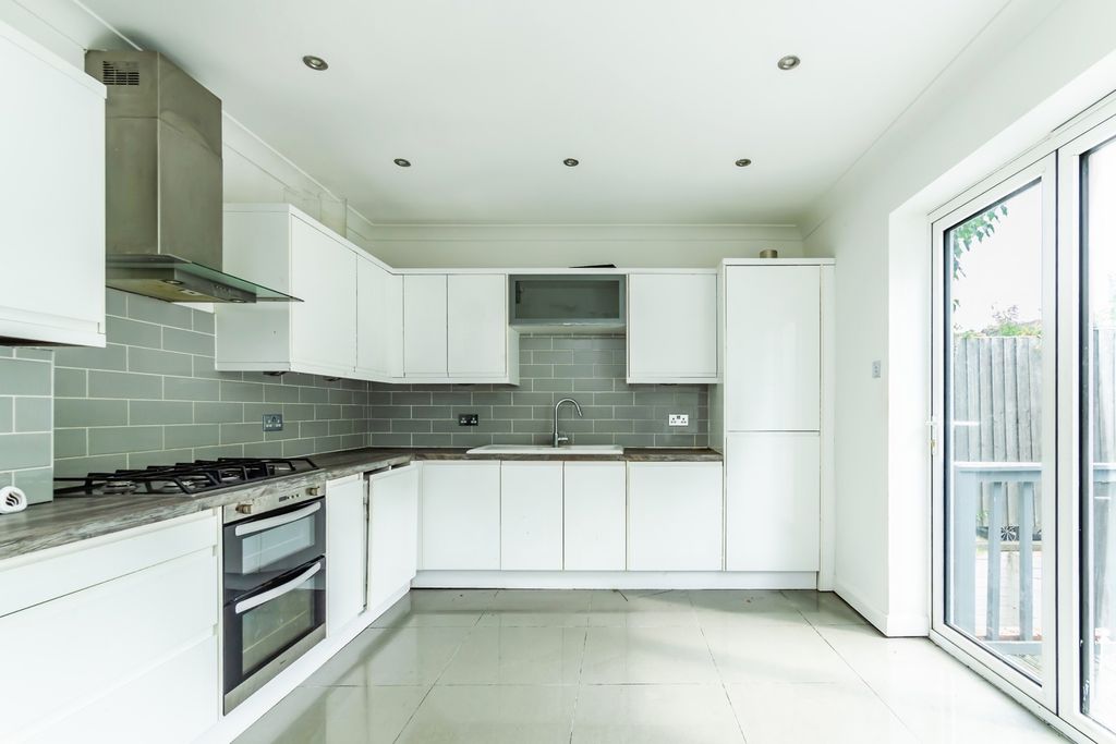 Property photo 2 of 11 Kitchen