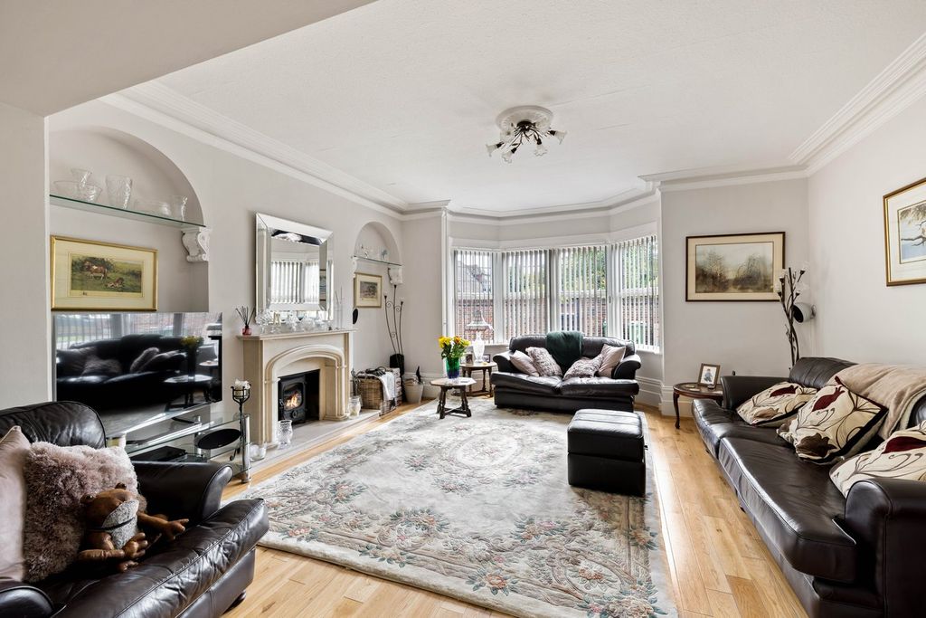 Property photo 2 of 28