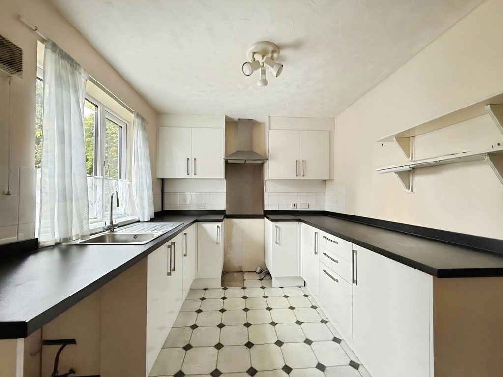 Property photo 2 of 9 Kitchen