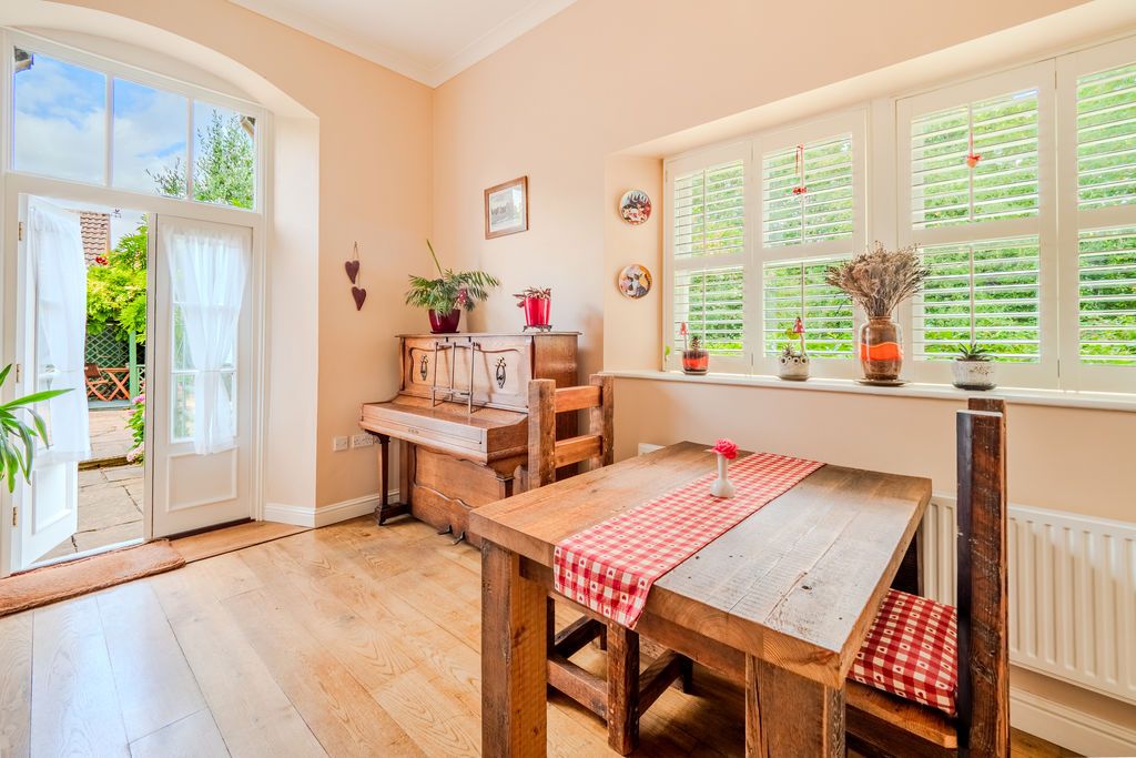 Property photo 3 of 19 Photo 6