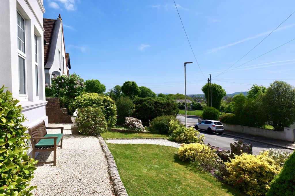 Property photo 3 of 34 Front Garden