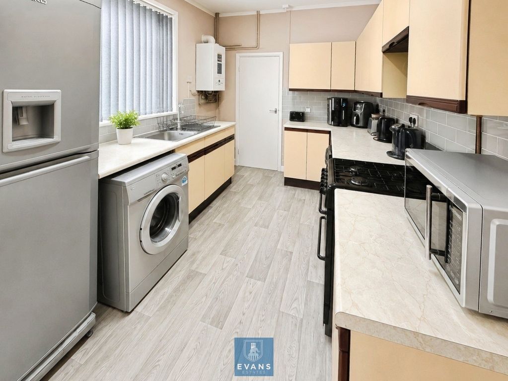 Property photo 2 of 9 Kitchen