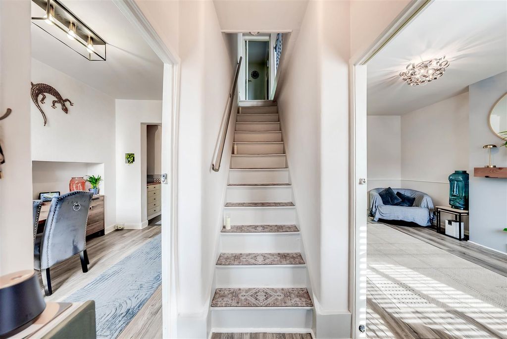 Property photo 2 of 18 Entrance Hall.Jpg