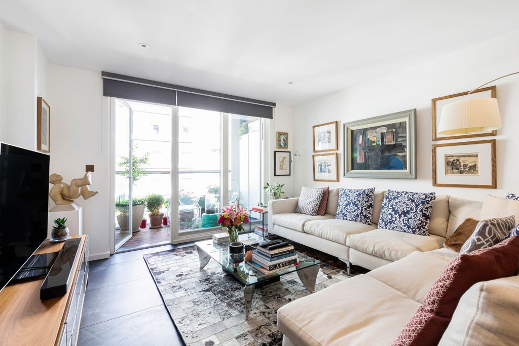 Property photo 1 of 11 Living Room