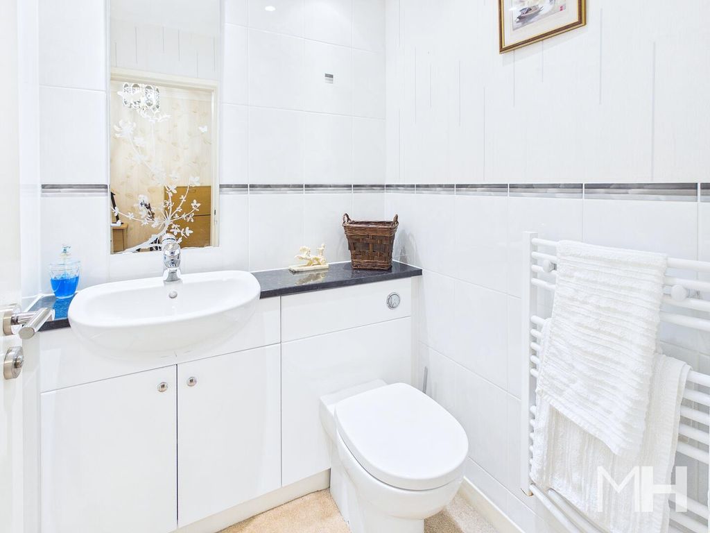 Property photo 3 of 18 Bathroom