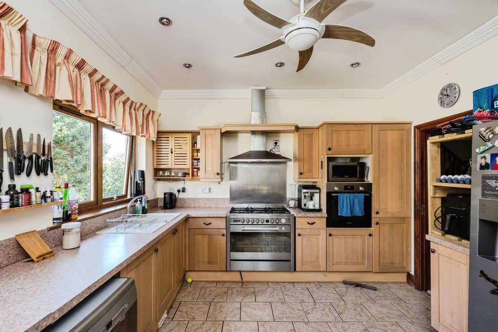 Property photo 3 of 31 Pbox-Img.Jpg