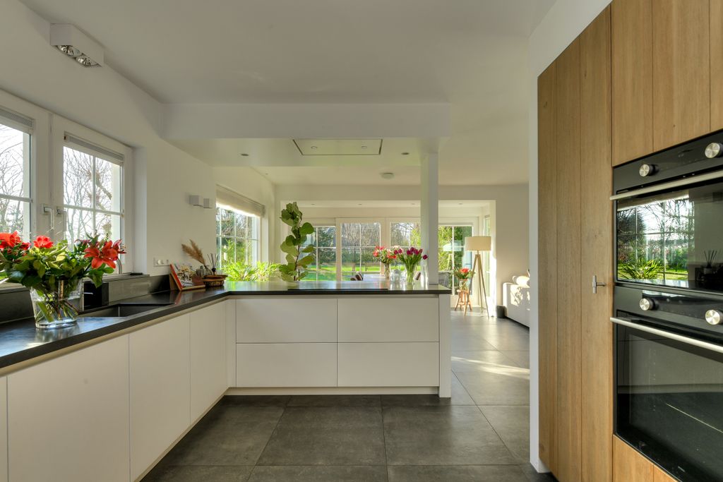 Property photo 3 of 34