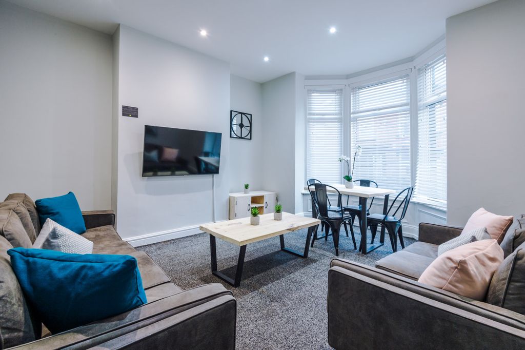 Property photo 1 of 15 25 Norwood Terrace, Living Room 1