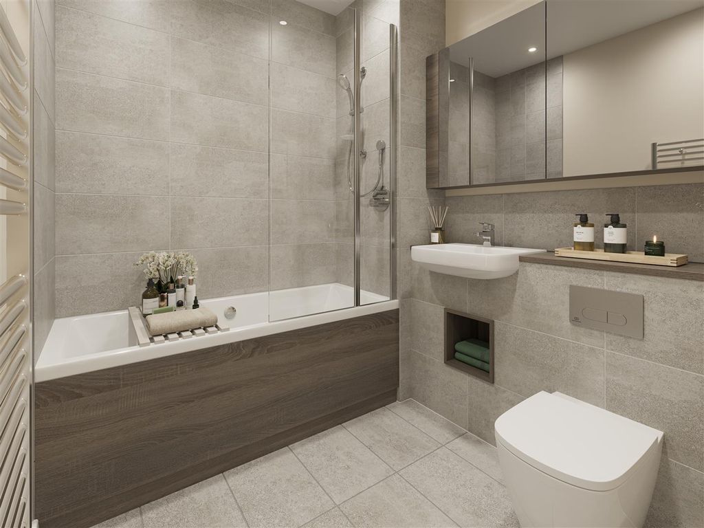 Property photo 1 of 10 Bathroom.Jpg