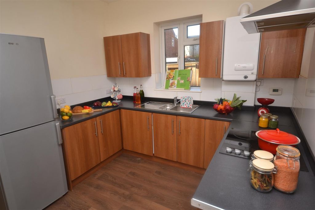 Property photo 3 of 12 Kitchen (3).Jpg