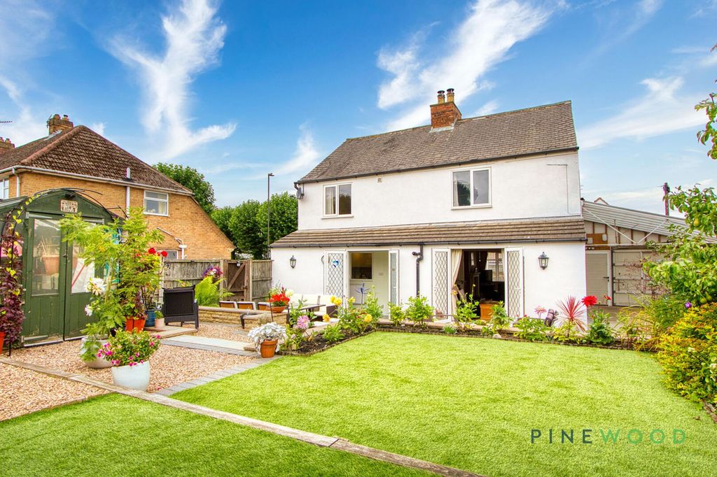 Property photo 1 of 34 Rear Garden