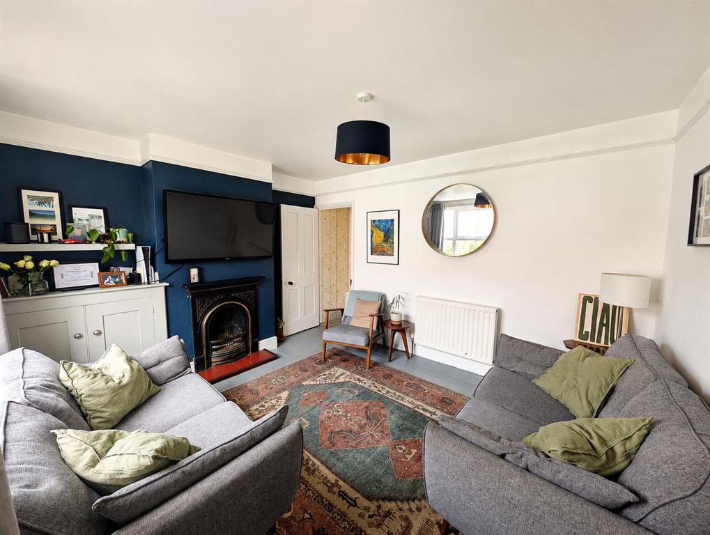Property photo 2 of 13 120 Framfield Road - Lounge.Jpg