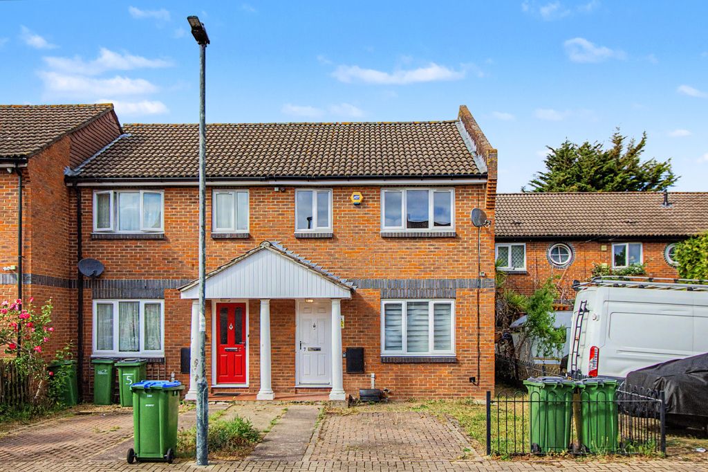 Property photo 1 of 18 7 Pitfield Crescent, Thamesmead, London, Se28 8Rg