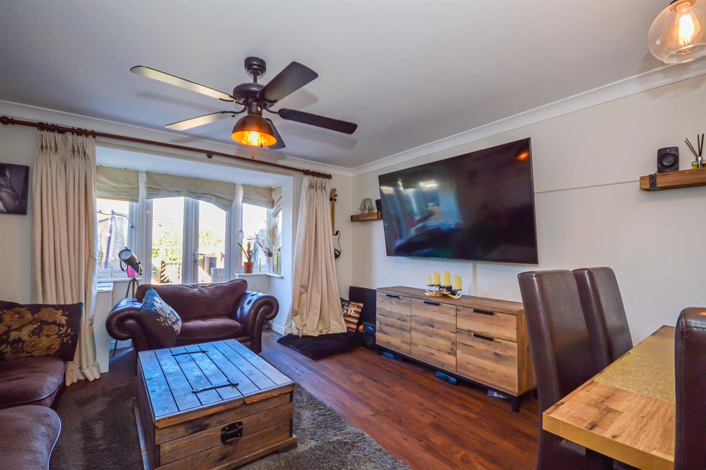 Property photo 2 of 13 6 Jasmine Gardens Living.Jpg