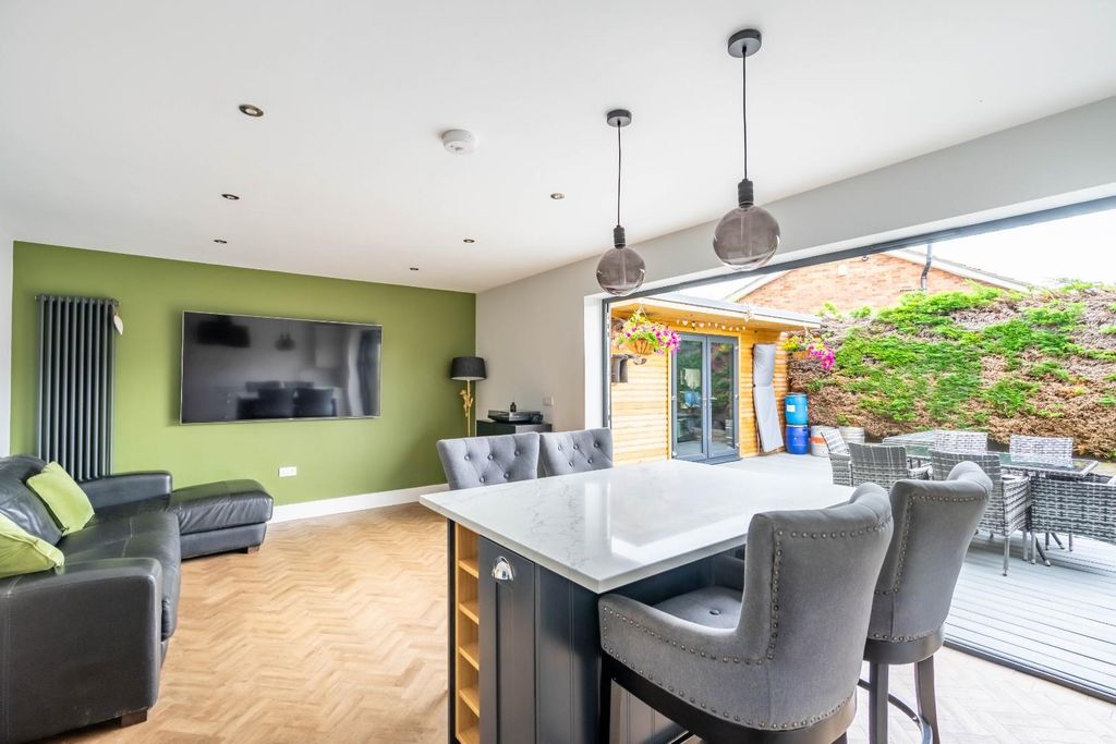 Property photo 3 of 17 Kitchen/Lounge