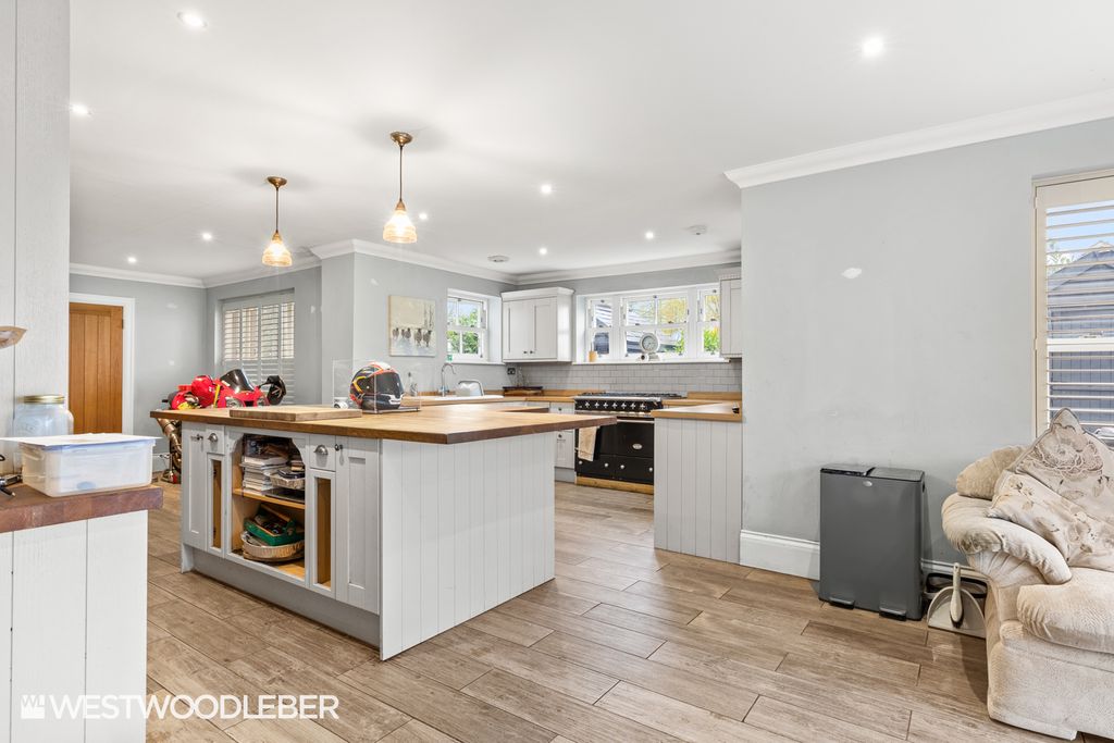 Property photo 3 of 39