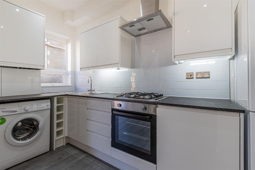 Property photo 3 of 11 Connaught Road 37, Gfr-8.Jpg