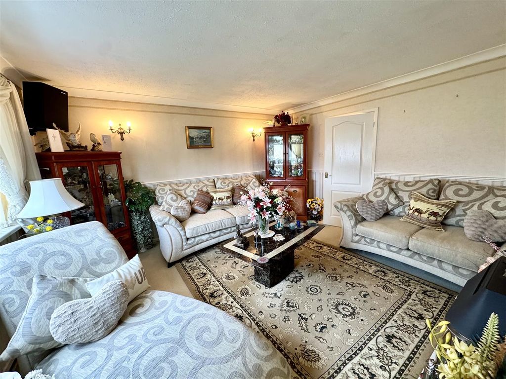 Property photo 3 of 18 Sitting/Dining Room