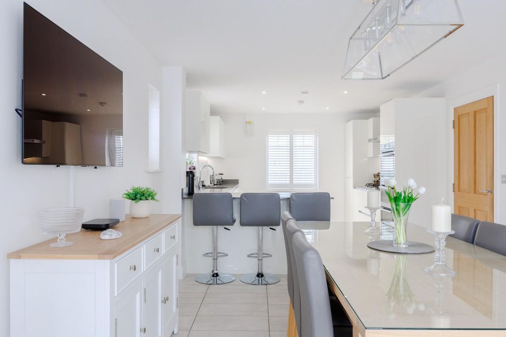 Property photo 2 of 42 Kitchen / Diner