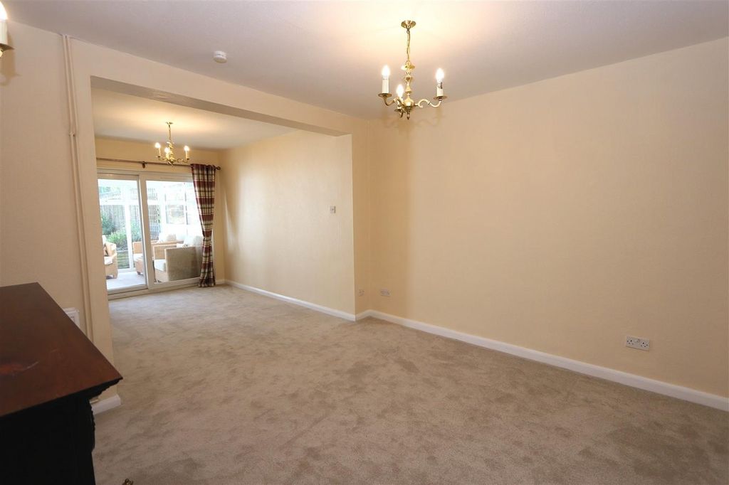 Property photo 3 of 16 Princes Close 10