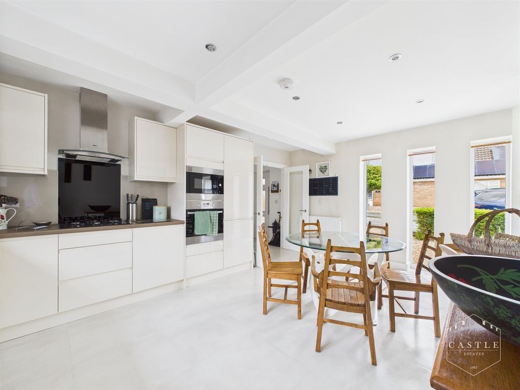 Property photo 3 of 27 Breakfast Kitchen