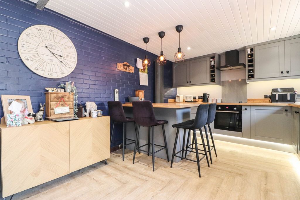 Property photo 3 of 23 Dining Kitchen