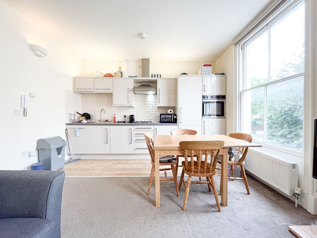 Property photo 2 of 11 Living Room/Kitchen