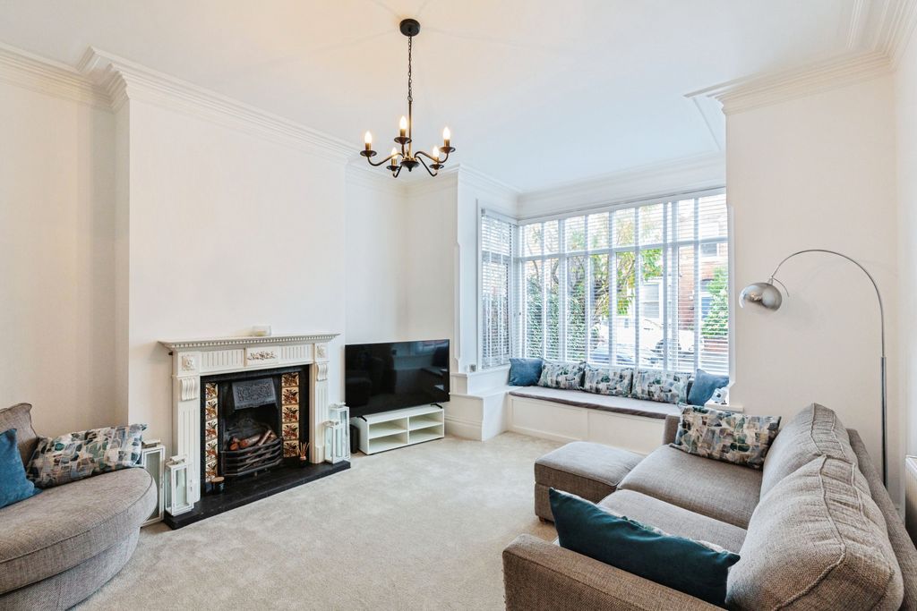 Property photo 3 of 25 Lounge