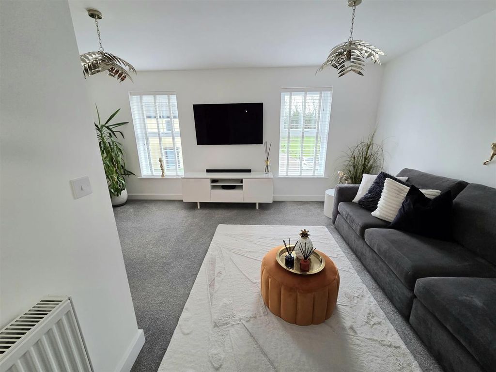 Property photo 2 of 33