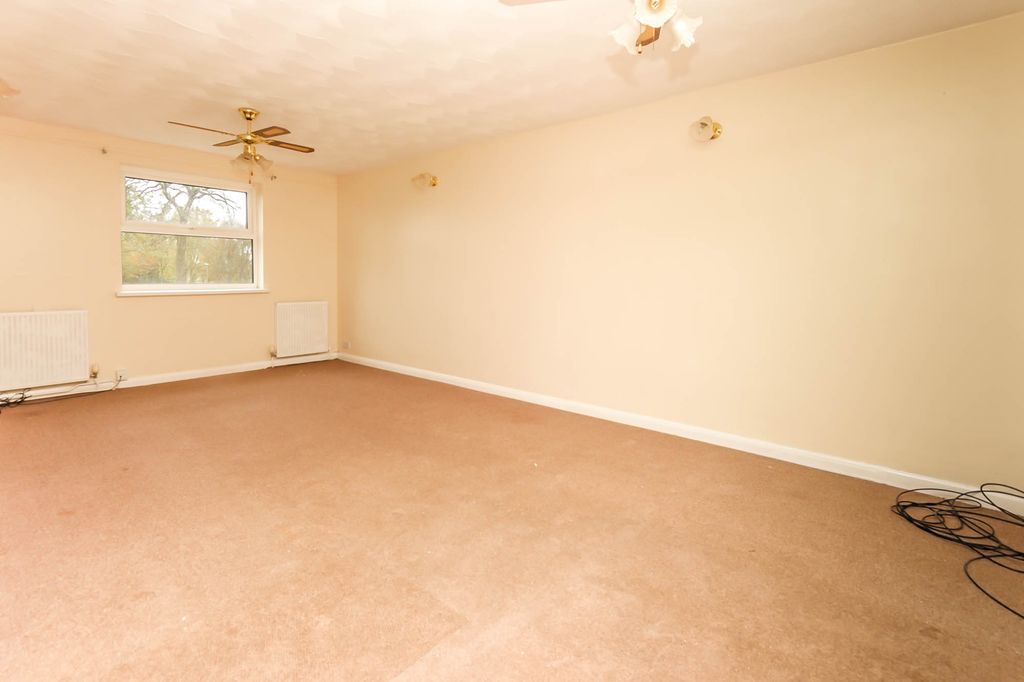 Property photo 2 of 9 Lounge