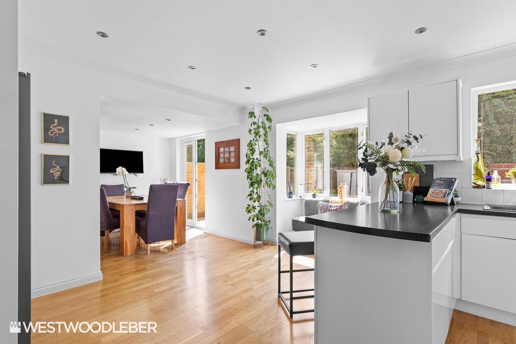 Property photo 2 of 26 Pulhamavenue_19.Jpg