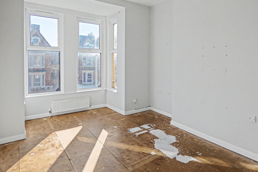Property photo 2 of 16 Flat 2, 13 Flamborough Road, Bridlington, East Yorkshire, Yo15 2Hu